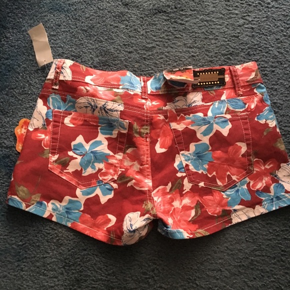 Floral shorts 2 for $25 - Picture 4 of 5